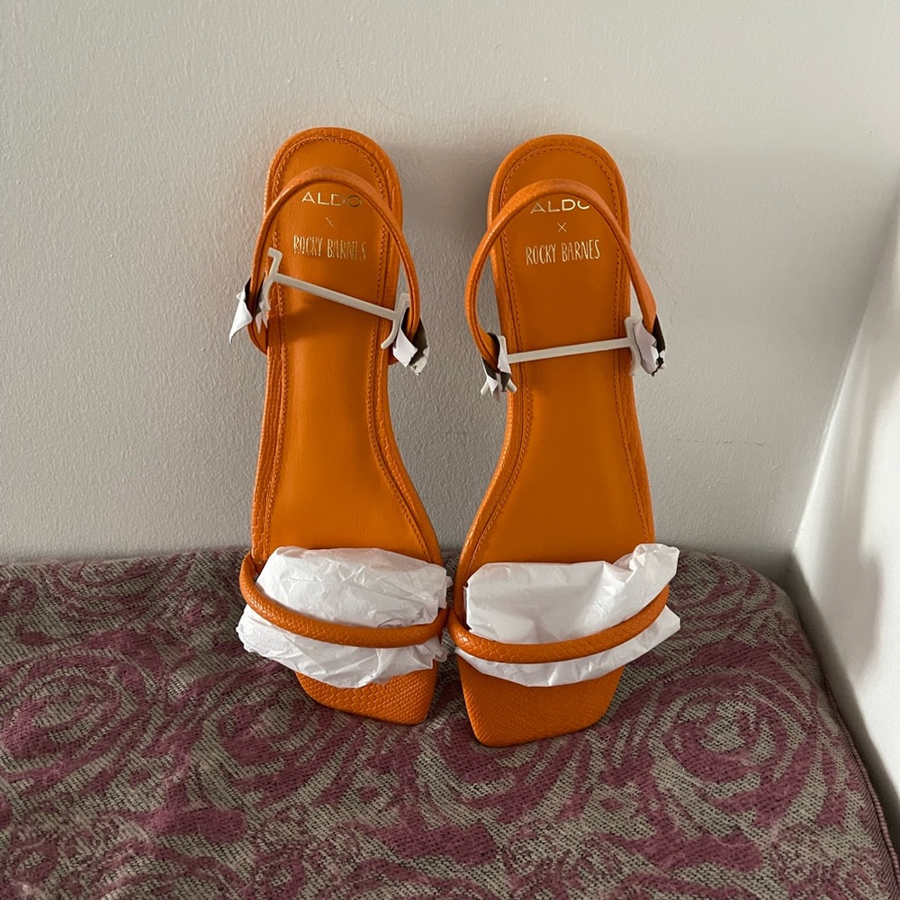 Flat women sandals